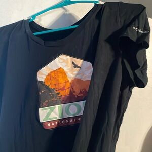 Women’s large Columbia tee